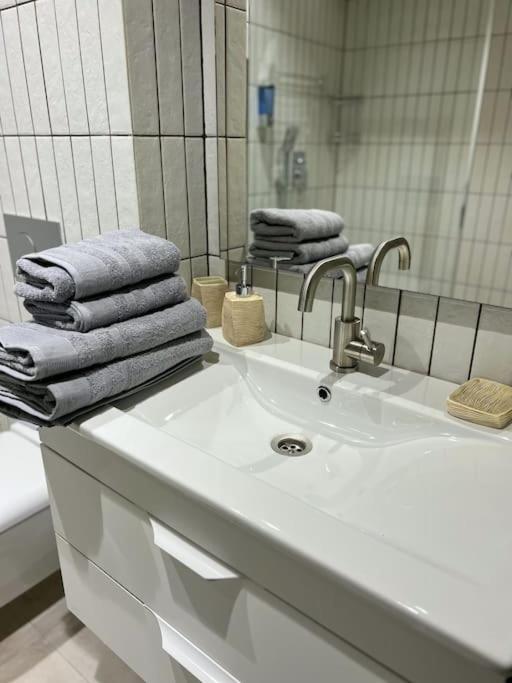 2 Bedroom On Ismail Corner Stefan Cel Mare, New Apartment, Chisinau Center! Ngoại thất bức ảnh